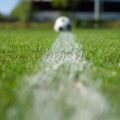 Verdedigers van een voetbalteam stappen gezamenlijk naar voren om de buitenspelval te zetten