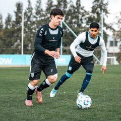 Voetballers spelen een rondo in een vierkant vak op het trainingsveld