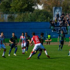 Drie voetballers vormen een driehoek tijdens het derdemanprincipe