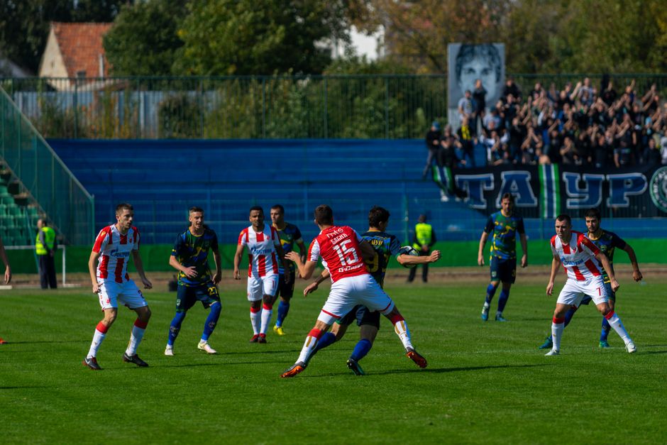 Drie voetballers vormen een driehoek tijdens het derdemanprincipe