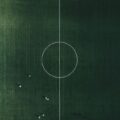 Voetballers verspreid over het veld volgens een tactisch banen- en linieraster