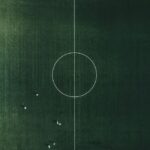 Voetballers verspreid over het veld volgens een tactisch banen- en linieraster
