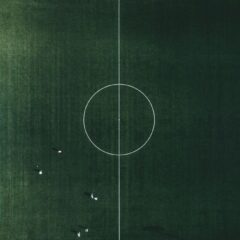 Voetballers verspreid over het veld volgens een tactisch banen- en linieraster