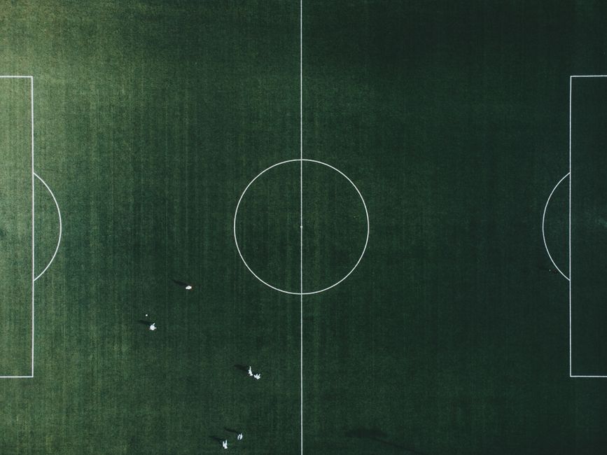 Voetballers verspreid over het veld volgens een tactisch banen- en linieraster