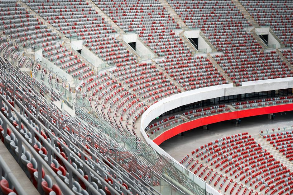 Lege tribunes van een groot voetbalstadion gezien vanaf de bovenste ring