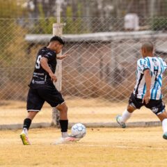 Voetballers verdeeld over het veld in een 3-2-5 opbouwvorm met rugdrie, dubbele pivot en voorhoede van vijf