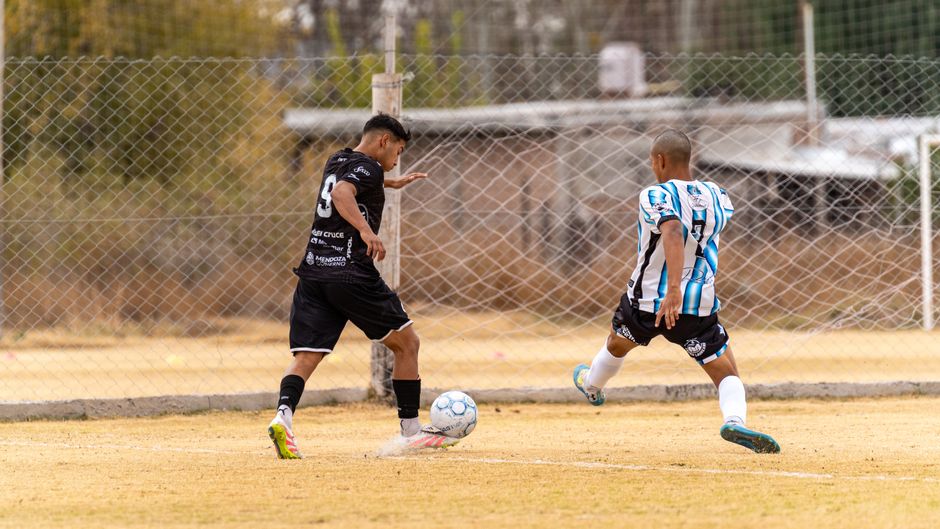 Voetballers verdeeld over het veld in een 3-2-5 opbouwvorm met rugdrie, dubbele pivot en voorhoede van vijf